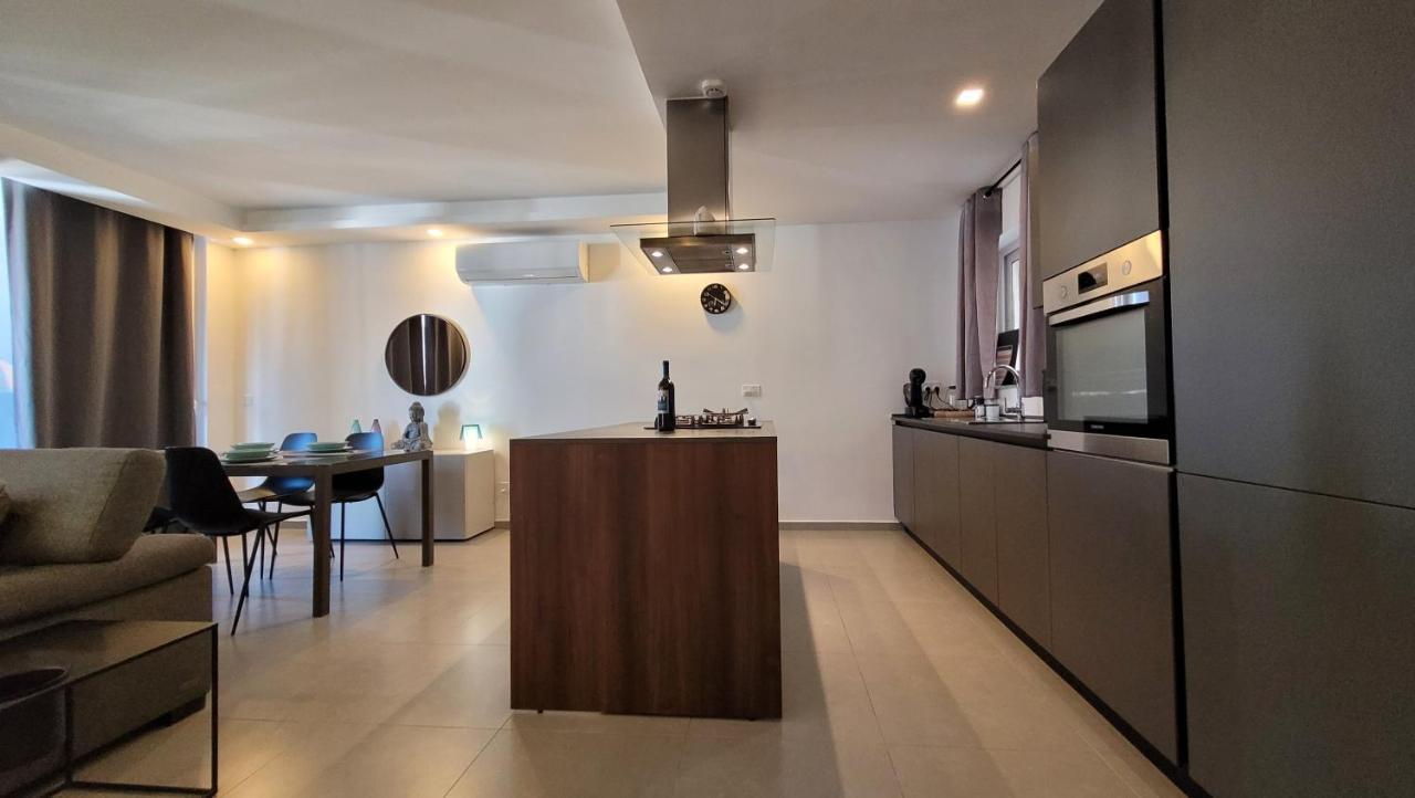 Stylish - Modern - Large Terrace - 2 Bed - 200 M From Sea - Fully Air Con Apartment St. Paul's Bay Exterior photo